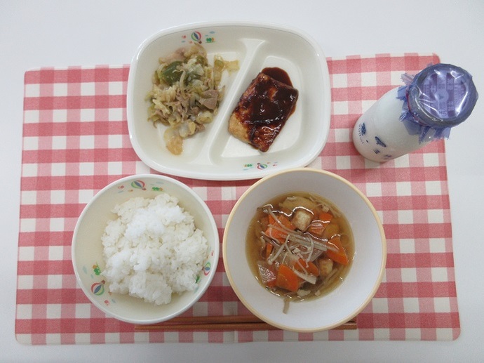 献立：ごはん　牛乳　実だくさん汁　けんちん信田のみそかけ　野菜炒め