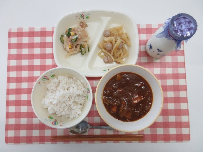 献立：麦ごはん　牛乳　ハヤシライス　ジャーマンポテト　ツナと大根のサラダ