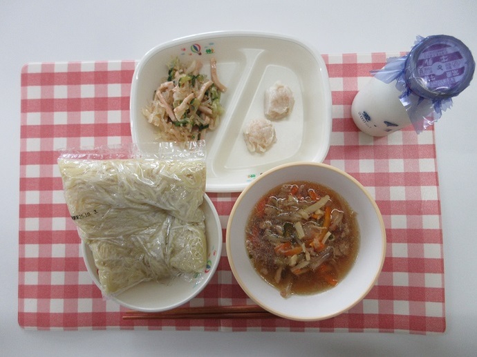 献立：中華めん　牛乳　しょうゆラーメンスープ　えびしゅうまい（小2個・中3個）　バンサンスー