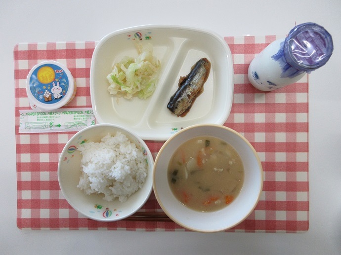 献立：ごはん　牛乳　月見汁　いわしの梅煮　はりはり漬け　☆お月見ゼリー