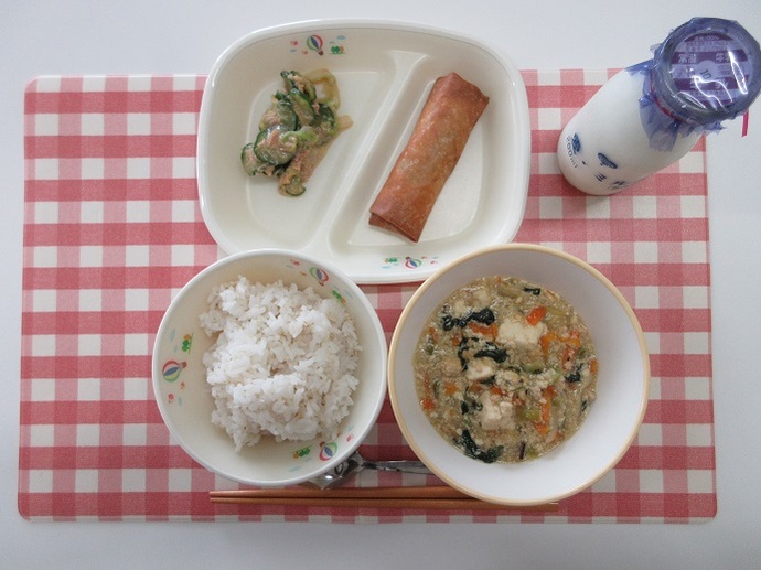 献立：麦ごはん　牛乳　塩マーボ豆腐　春巻き　中華ごまサラダ