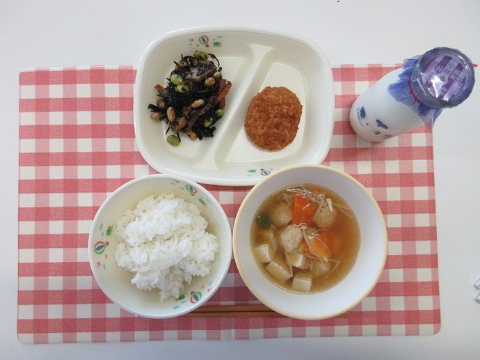 献立:ごはん 牛乳 鶏団子汁 カレーれんこんサンドフライ ひじきの炒め煮
