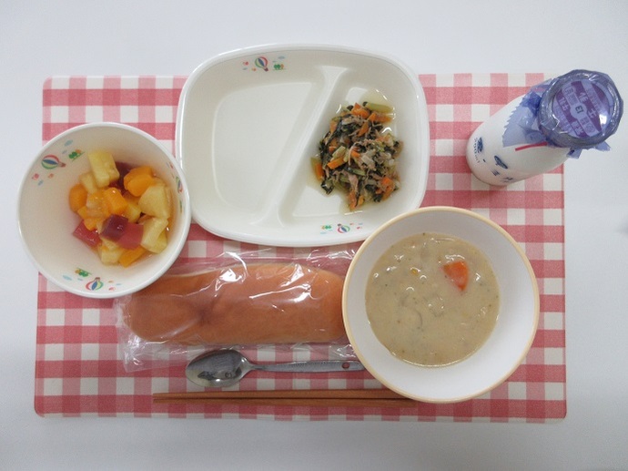 献立：ロールパン　牛乳　米粉のコーンクリームシチュー　こまツナソテー　ブルーベリーゼリーポンチ