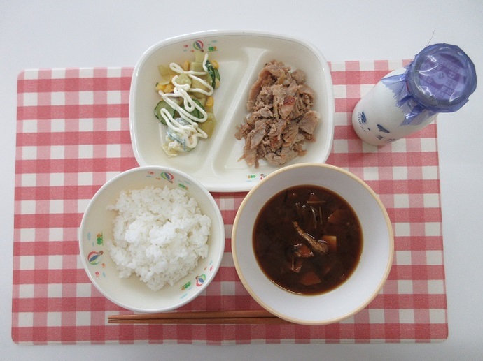 献立:ごはん 牛乳 ☆ほくほくみそ汁 豚肉のしょうが炒め さつまいもサラダ 卓上マヨネーズ