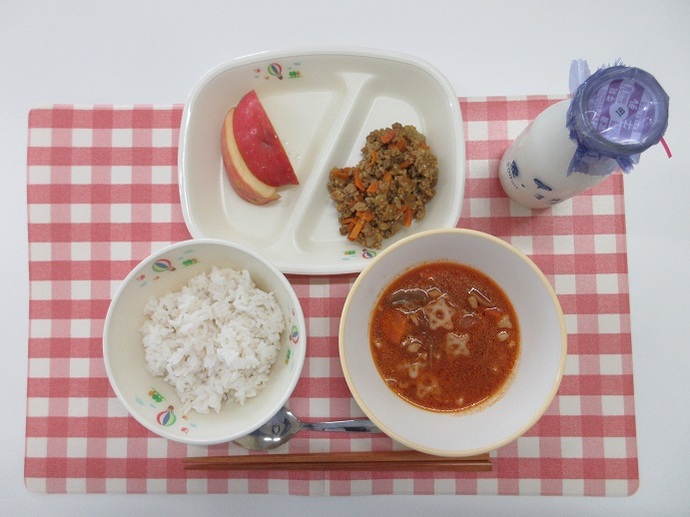 献献立：麦ごはん　牛乳　星形米粉マカロニスープ　ドライカレー　りんご2個（小1・2年1個）