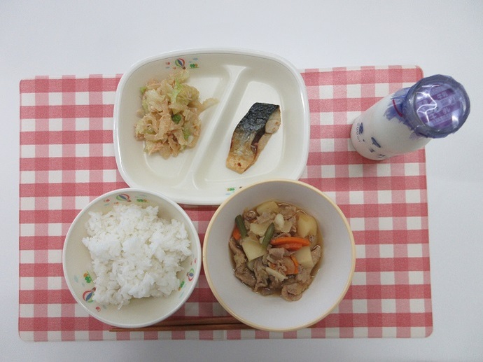 献立：ごはん　牛乳　肉じゃが　さばの塩焼き　ささみと野菜の和えもの