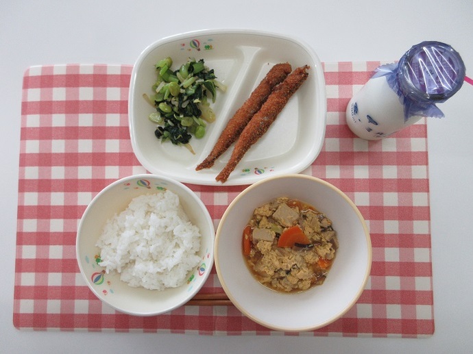 献立：ごはん　牛乳　親子煮　米粉ししゃもフライ2本（小1・2年1本）　小松菜のおひたし