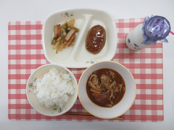 献立：ごはん　牛乳　豚汁　照り焼きハンバーグ　玉ねぎとさつま揚げの炒めもの