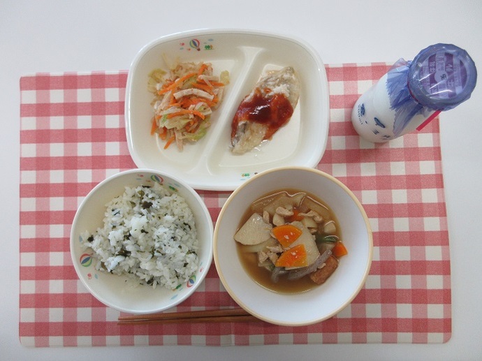 献立：わかめごはん　牛乳　里芋の煮物　たらフライのたれかけ　キャベツのごま酢和え