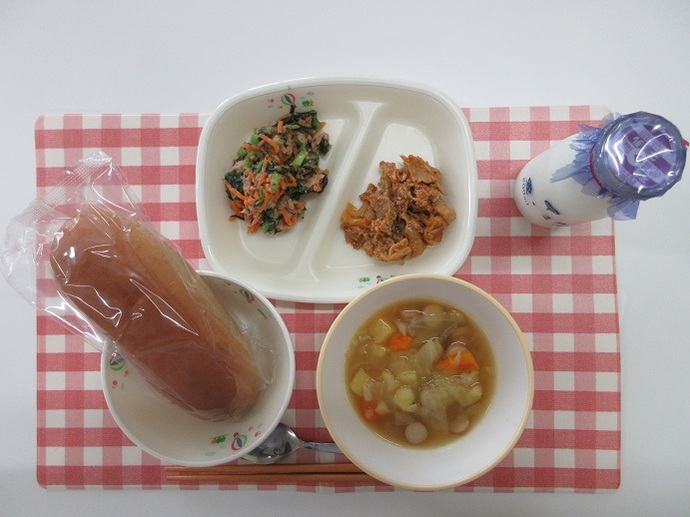 献立：くろロールパン　牛乳　ポトフ　ポークケチャップ　ツナとあかもくのねばねばサラダ