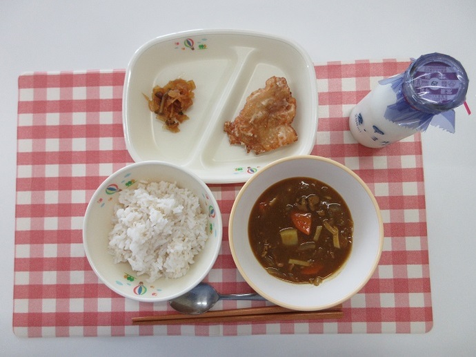 献立：麦ごはん　牛乳　秋のカレーライス　鶏肉の竜田揚げ　福神漬