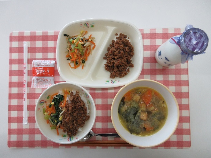 献立：ごはん　牛乳　中華風わかめスープ　ビビンバ（肉）　ビビンバ（野菜）　コーヒー牛乳の素