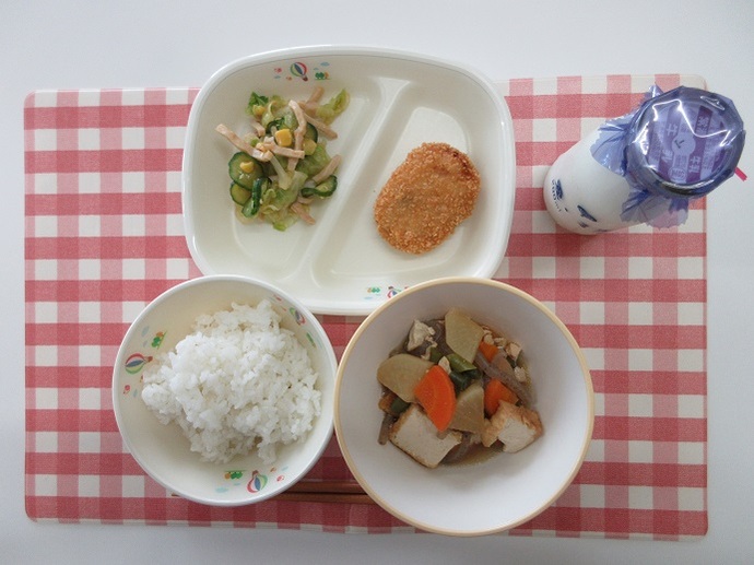 献立：ごはん　牛乳　生揚げのうま煮　愛知県産五目入り根菜コロッケ　キャベツの和え物