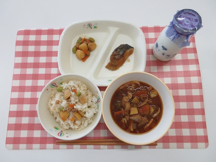 献立:☆ごはん 牛乳 さつま汁 あじのおろしかけ ☆秋の味覚ごはんの具