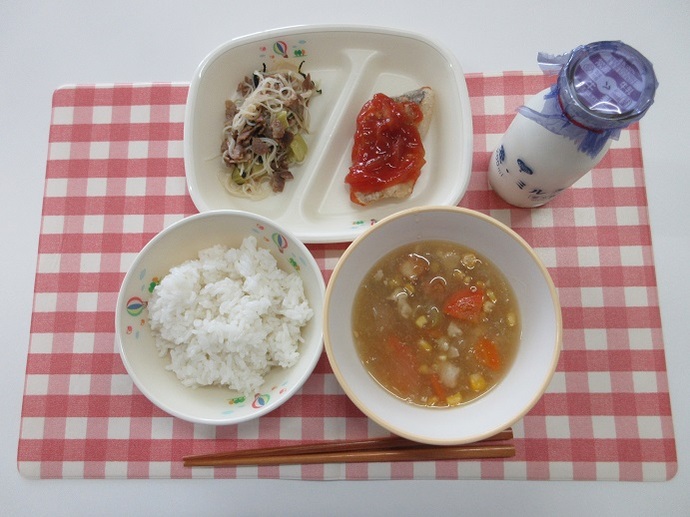 献立：ごはん　牛乳　中華コーンスープ　たらのチリソースかけ　ビーフンとチンゲン菜の炒め物