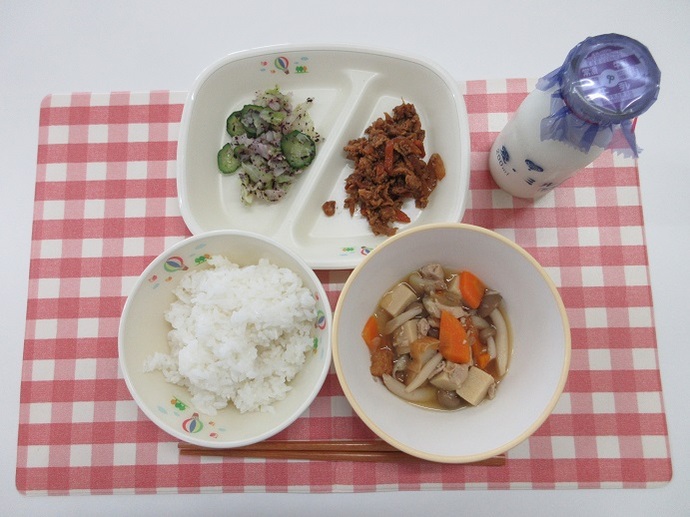 献立：ごはん　牛乳　高野豆腐の煮物　豚肉のみそ炒め　キャベツのゆかり和え