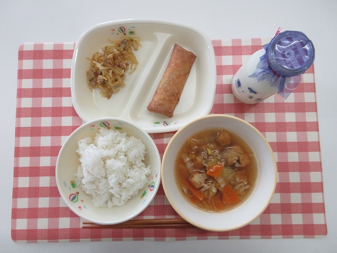献立：ごはん　牛乳　キムチスープ　はるまき　チャプチェ