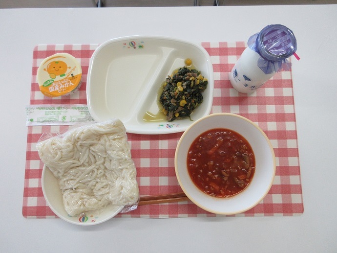 献立：ソフトめん　牛乳　ミートソース　ほうれん草のソテー　みかんゼリー