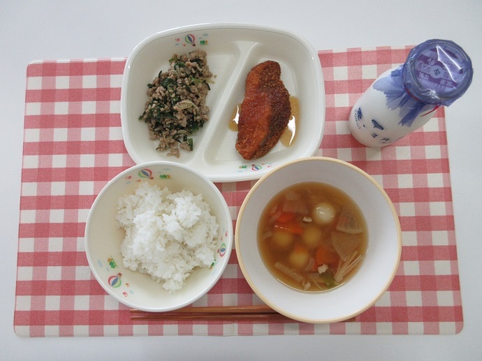 献立：ごはん　牛乳　白玉団子汁　米粉ホキフライのレモンたれかけ　ニラミンチ