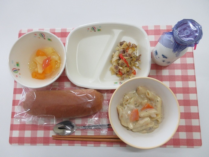 献立：くろロールパン　牛乳　クリームペンネ　ベーコンとパプリカのソテー　フルーツポンチ