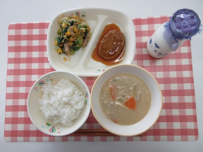 献立：ごはん　牛乳　すがたをかえる大豆汁　ハンバーグのたれかけ　春雨の和え物