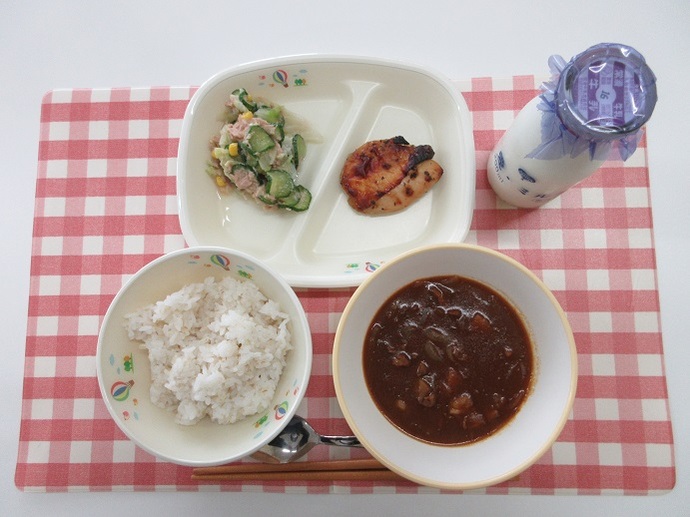 献立：麦ごはん　牛乳　ハヤシライス　チキンのバジル焼き　イタリアンサラダ