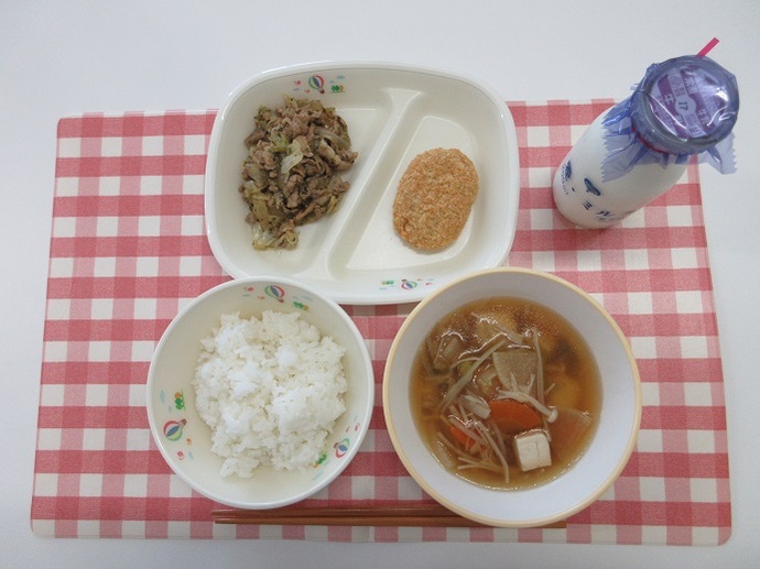 献立：ごはん　牛乳　鶏団子汁　さつまいもコロッケ　豚肉と野菜のソース炒め