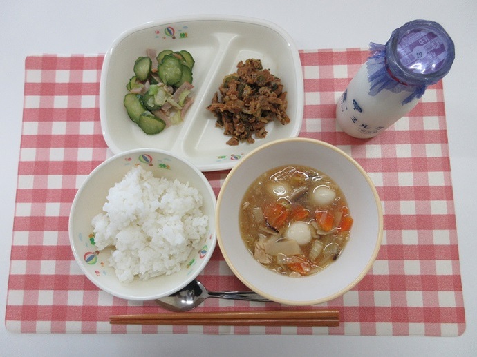 献立:ごはん 牛乳 うずら卵の中華丼 ☆あかもく入りホイコーロー きゅうりの中華和え