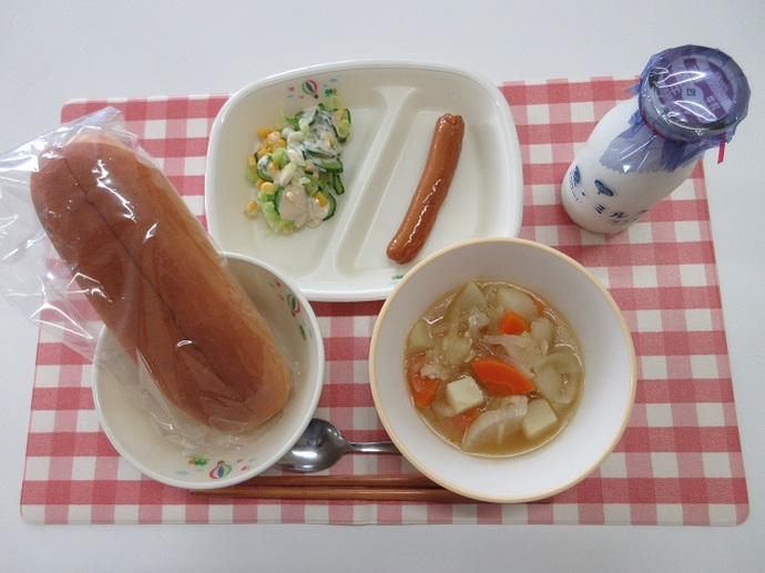 献立:☆サンドイッチロールパン 牛乳 ポトフ ☆ソーセージのケチャップソースかけ(小1本・中2本) キャベツのサラダ 卓上クリーミードレッシング