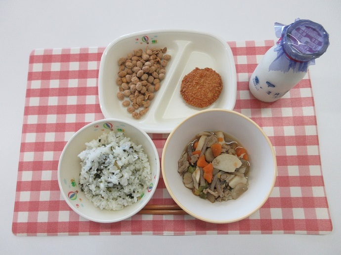 献立:わかめごはん 牛乳 ☆いも煮 メンチカツ ☆大豆のきな粉がらめ