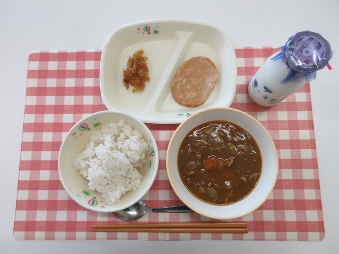 献立：麦ごはん　牛乳　カレーライス　チキンハムステーキ　福神漬