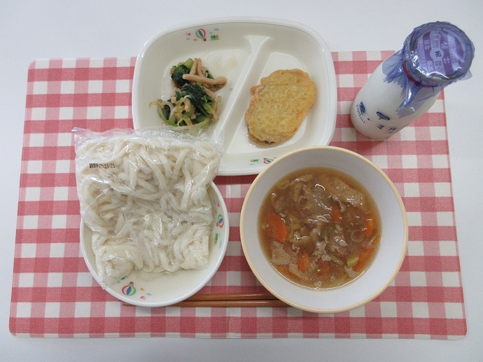 献立：白玉うどん　牛乳　肉うどんの汁　さつまいもの天ぷら　小松菜のおひたし