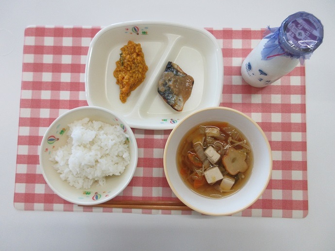 献立：白飯　牛乳　花麩のすまし汁　さばのごまみそだれかけ　南瓜のそぼろあんかけ