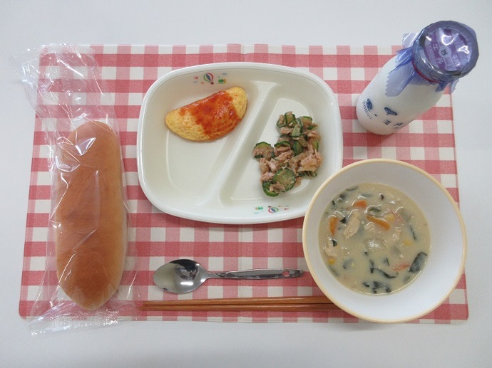 献立:ミルクロールパン 牛乳 きのこの豆乳クリーム煮 オムレツのケチャップソース ツナサラダ