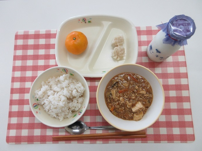 献立：麦ごはん　牛乳　マーボ豆腐　えびしゅうまい（小2個・中3個）　みかん