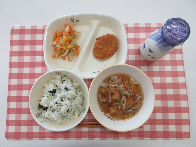 献立：わかめごはん　牛乳　沢煮椀　まぐろメンチカツ　野菜炒め