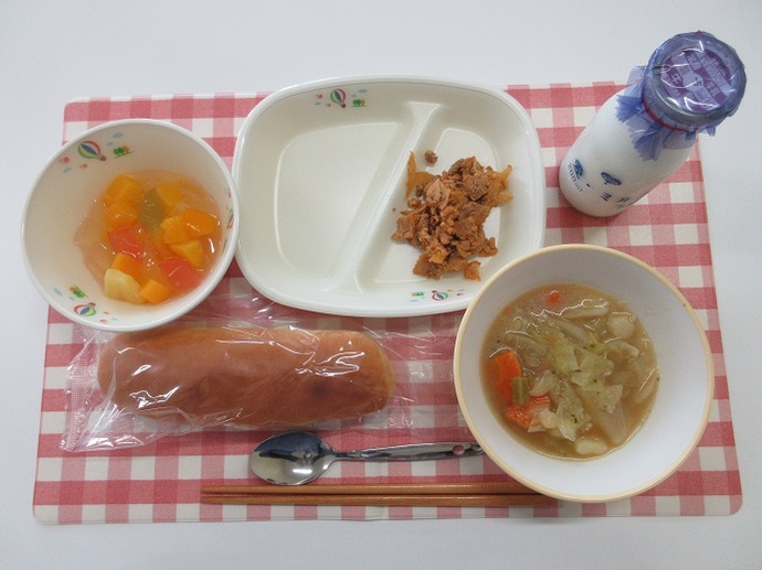献立：ロールパン　牛乳　冬野菜のポトフ　ポークケチャップ　フルーツポンチ