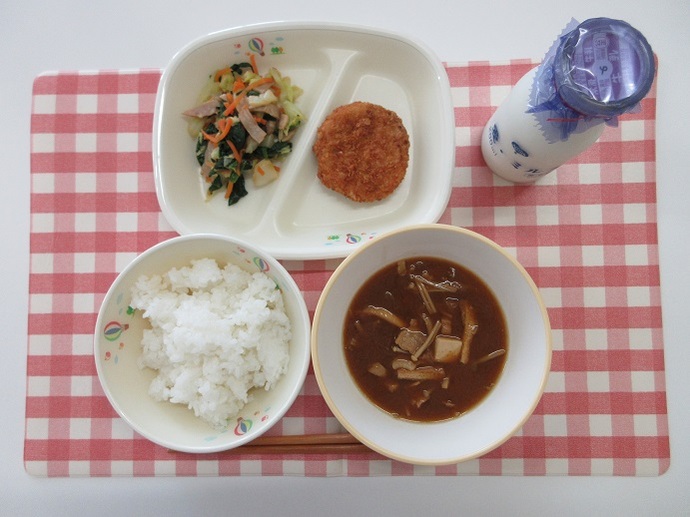 献立：ごはん　牛乳　豚汁　カレーれんこんサンドフライ　ほうれん草の和え物