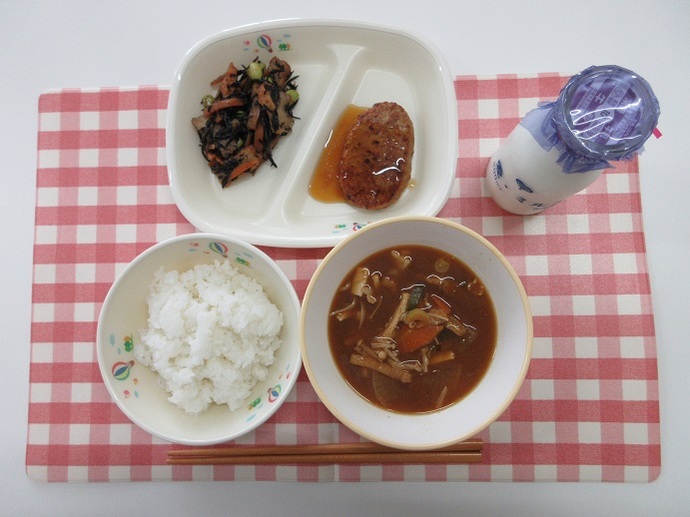 献立：ごはん　牛乳　オーガニック大根のみそ汁　照り焼きハンバーグ　ひじきの炒め煮