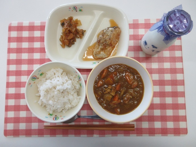 献立：麦ごはん　牛乳　カレーライス　たらのレモンソースかけ　福神漬