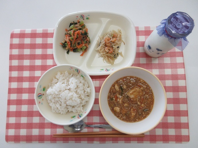 献立：麦ごはん　牛乳　マーボ豆腐　えびとビーフンの中華炒め　あかもくと冬野菜のナムル