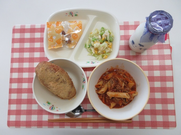 献立：きなこ揚げパン　牛乳　ミートソースペンネ　かんきつサラダ　ミックスナッツ