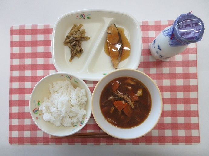 献立：ごはん　牛乳　水菜のみそ汁　ぶりの照り焼き　じゃがいものソース炒め