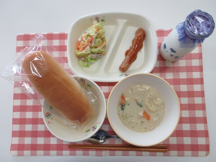 献立:ミルクロール 牛乳 ☆ブロッコリーとカリフラワーのクリームシチュー ソーセージのケチャップソースかけ ☆常滑産やわらかキャベツのコールスロー
