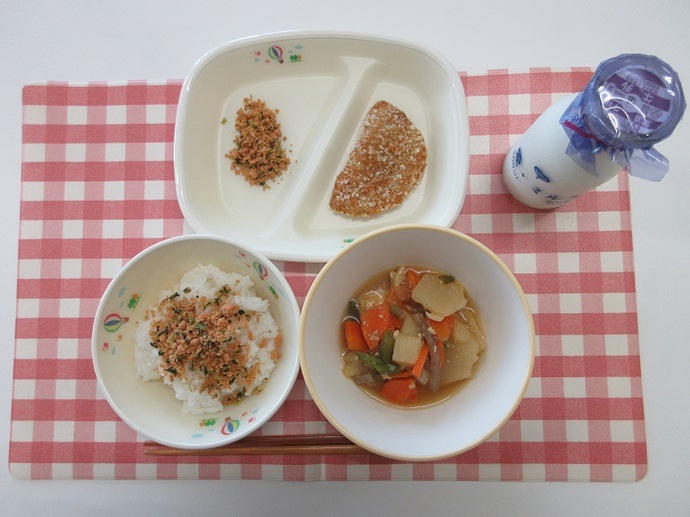 献立：ごはん　牛乳　生揚げとかぶの煮物　ハムカツ　鮭と青菜ごはんの具