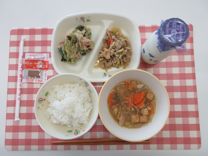 献立：ごはん　牛乳　春雨スープ　チンジャオロースー　ごま海藻サラダ　コーヒー牛乳の素