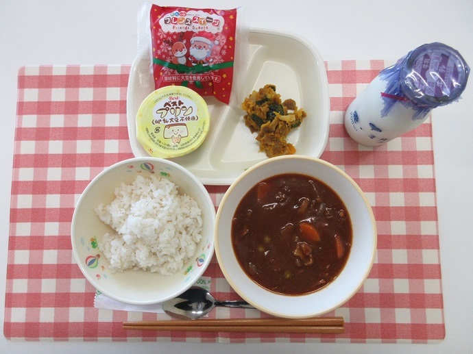 献立：麦ごはん　牛乳　ハヤシライス　パンプキンソテー　セレクトデザート（A:プリン　B：いちごとココアの米粉カップケーキ）