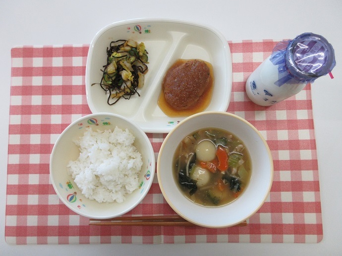 献立：ごはん　牛乳　雑煮　おろしハンバーグ　白菜の昆布和え