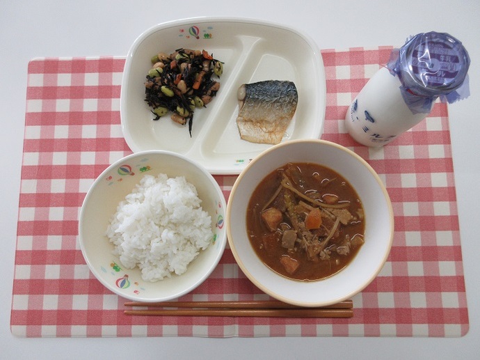 献立：ごはん　牛乳　ぽかぽか汁　さばの塩焼き　ひじきの炒め煮