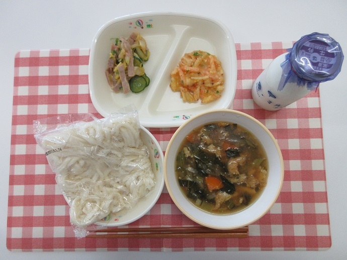 献立：白玉うどん　牛乳　五目うどんの汁　野菜かき揚げ　白菜のおひたし